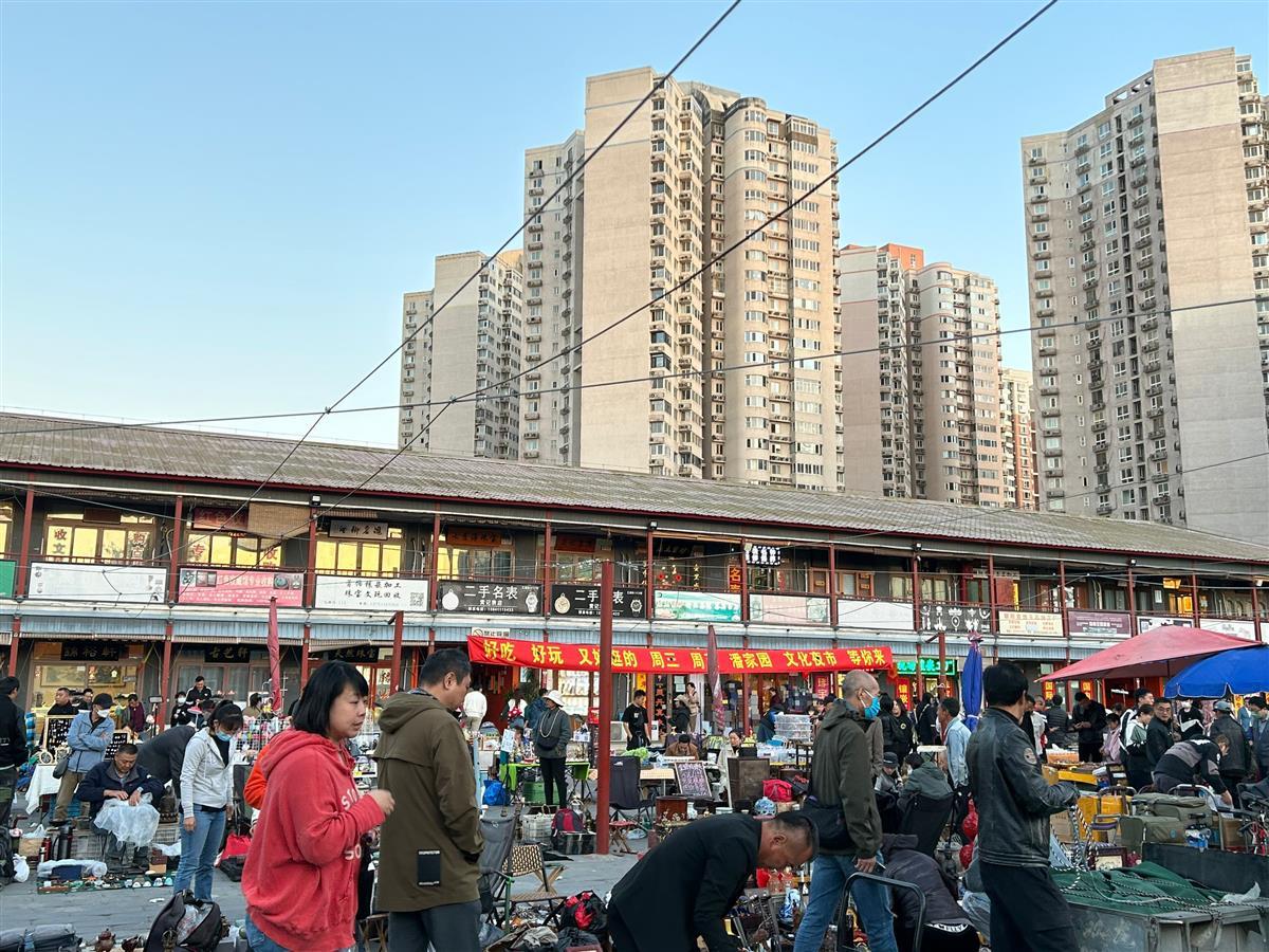 卖摆件给智利总统的潘家园摊主：不少网友慕名前来摊位打卡，人气很旺2