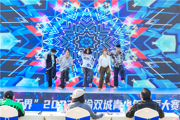 活动现场参赛者尽情表演。重庆高新区供图 华龙网发