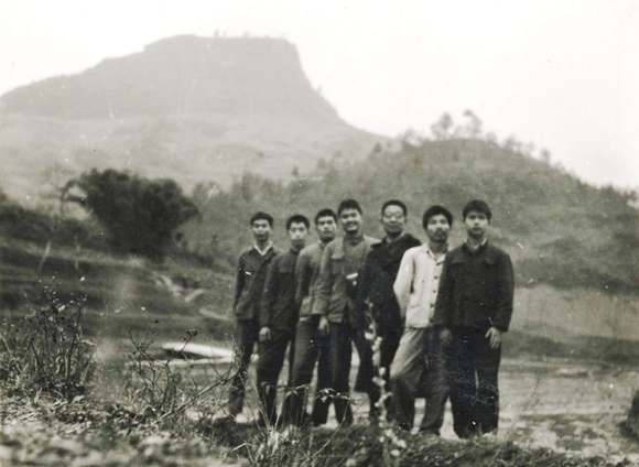 1969年15岁的周勇（左四）在彭水县双鹤公社马家六队。此照摄于1972年12月。