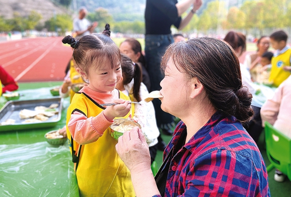 汉丰第八小学附设幼儿园的孩子给外婆分享亲手包的饺子。开州区融媒体中心供图 华龙网发