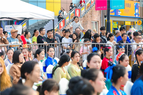 活动现场吸引了众多市民观看。重庆高新区供图 华龙网发