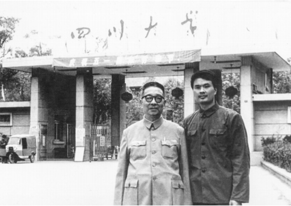 1979年在父亲（左）的鼓励下，周勇退伍，参加高考，考入四川大学