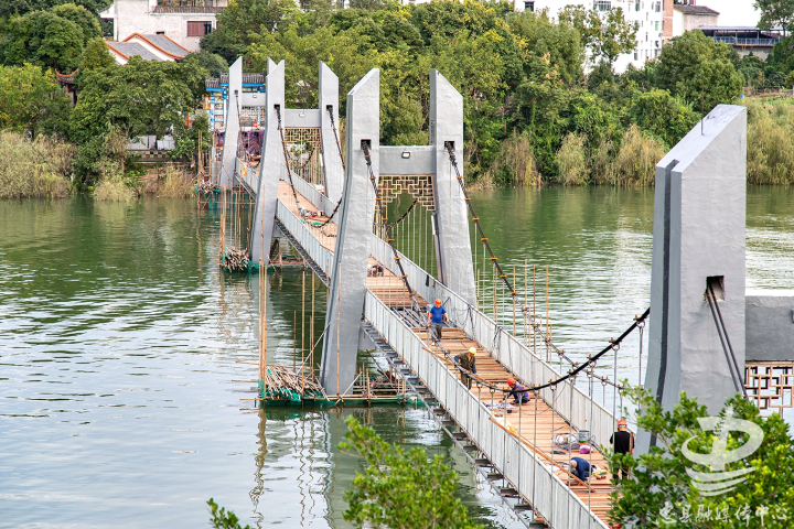 忠县石宝寨景区连接桥加固维修现场。