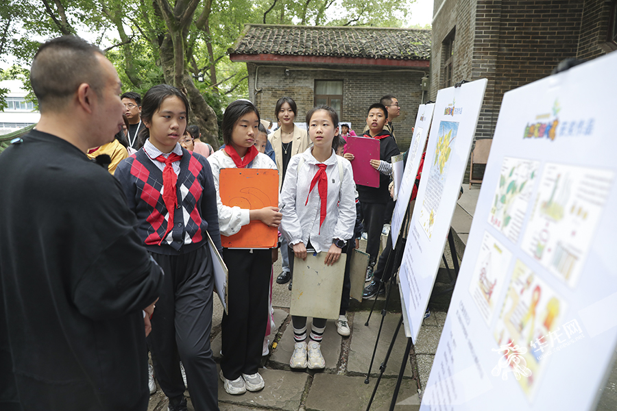 孩子们参观学习往届的获奖作品。华龙网 首席记者 李文科 摄