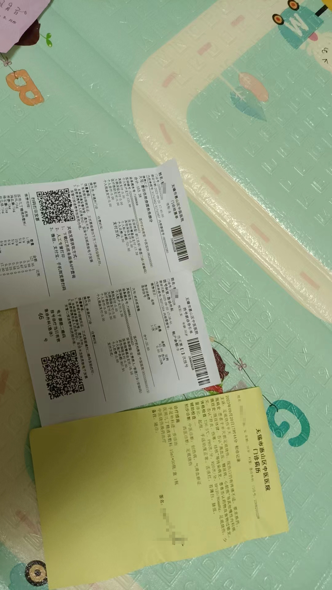 女子称手机凌晨突然自燃致其脚部烧伤，荣耀：正在跟进处理4