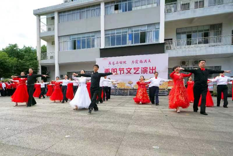 节目展现了新时代中老年人热爱生活的朝气。垫江县文化馆供图 华龙网发