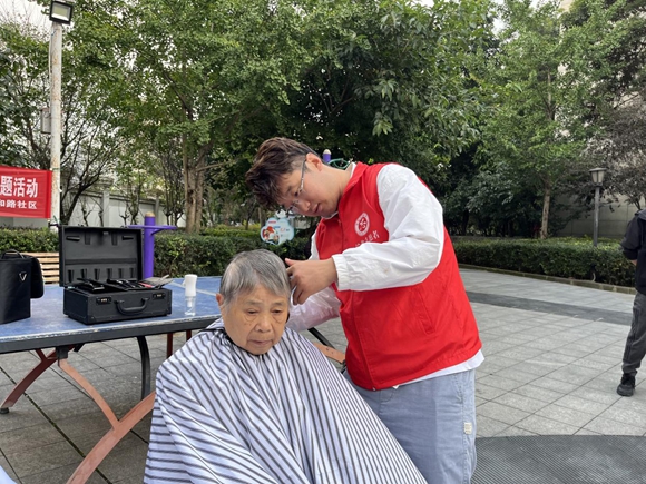 祥和路社区志愿者给辖区群众剪头发。仙桃街道办事处供图 华龙网发