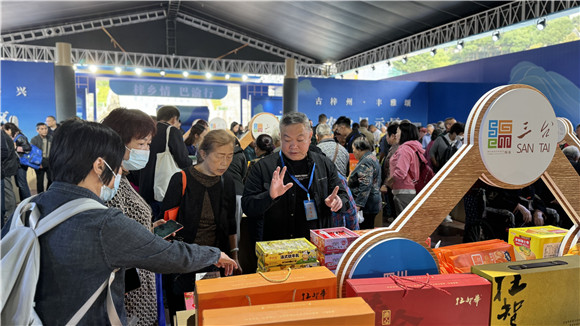 琳琅满目的绵阳产品收到重庆市民游客热捧。绵阳日报供图 华龙网发