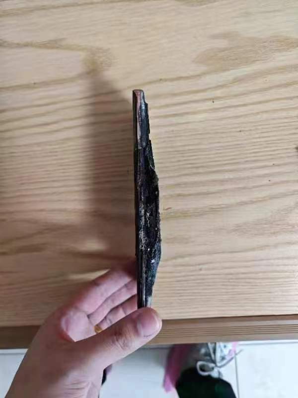 女子称手机凌晨突然自燃致其脚部烧伤，荣耀：正在跟进处理1
