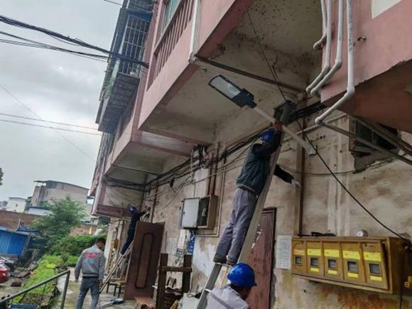 工作人员正在安装路灯。江北区复盛镇供图 华龙网发
