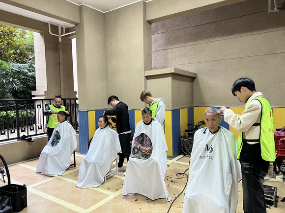 黄山社区志愿者们为老年朋友们理发。仙桃街道办事处供图 华龙网发