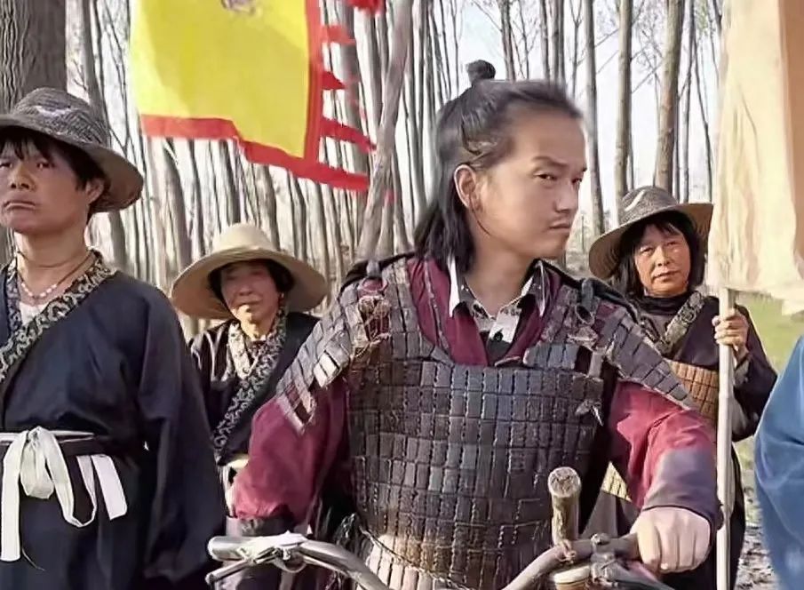 安徽阜阳90后小伙拍土味三国走红：格拉条是啥幌子1