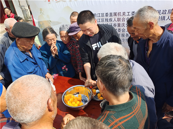 老人们一起玩游戏。黔江区委宣传部供图 华龙网发