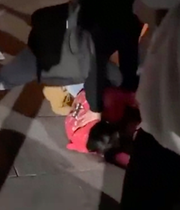 河北一高校男生扮女装进女生宿舍被抓 学校：已送公安2