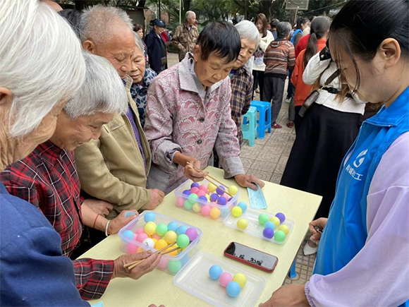 老人们参与游园活动。通讯员 何红梅 摄