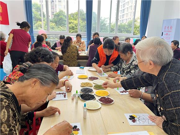 老人们一起制作五谷杂粮画。香炉山街道供图