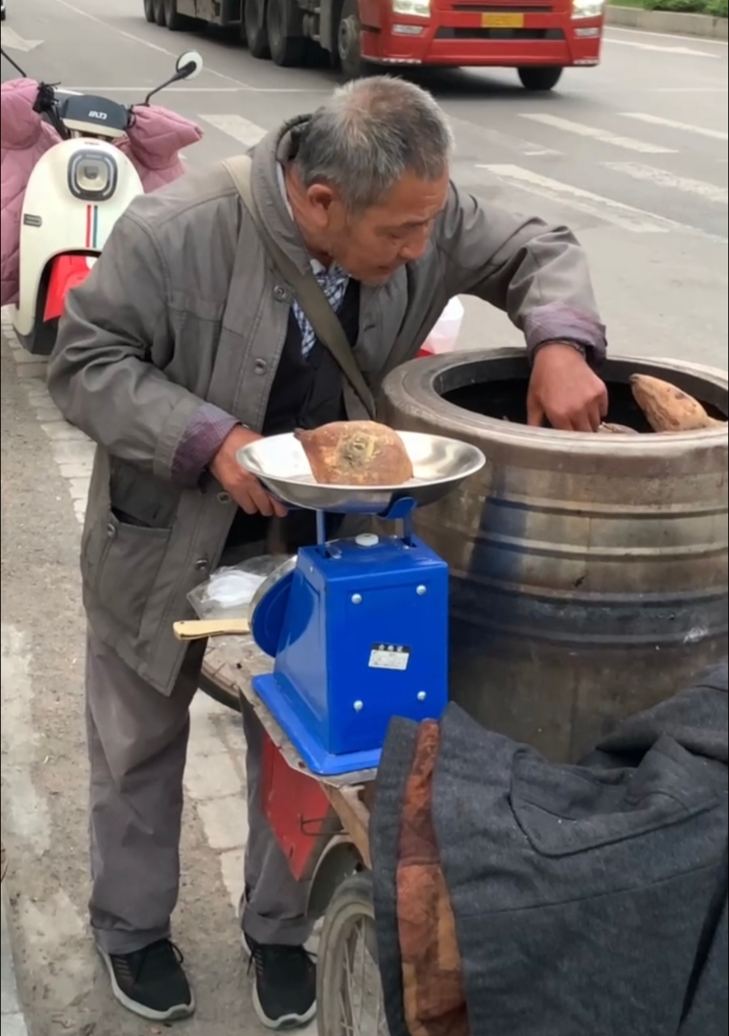 老爷爷正在街头卖红薯受访者供图