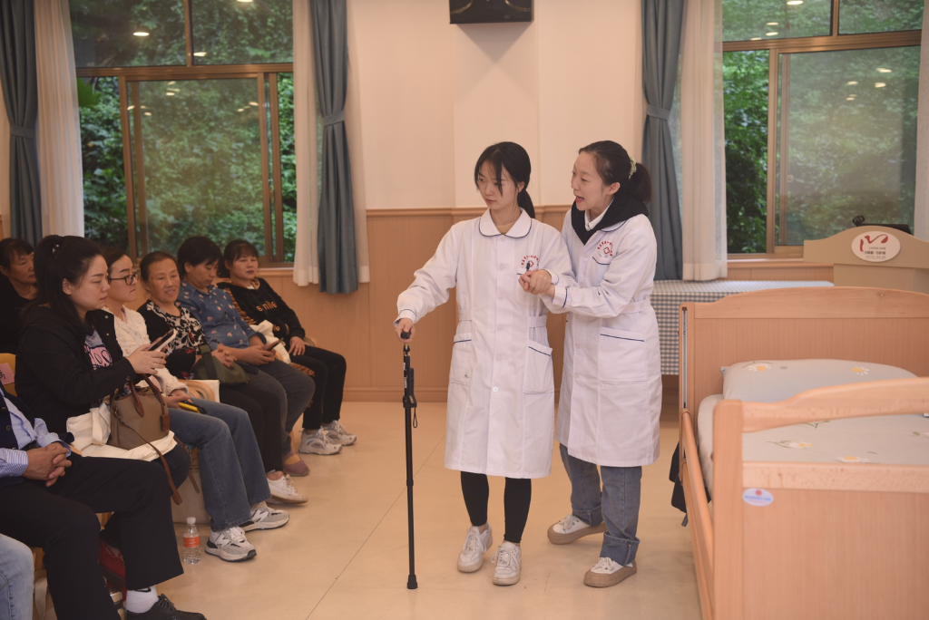 培训老师现场演示。重庆市社会福利指导中心供图