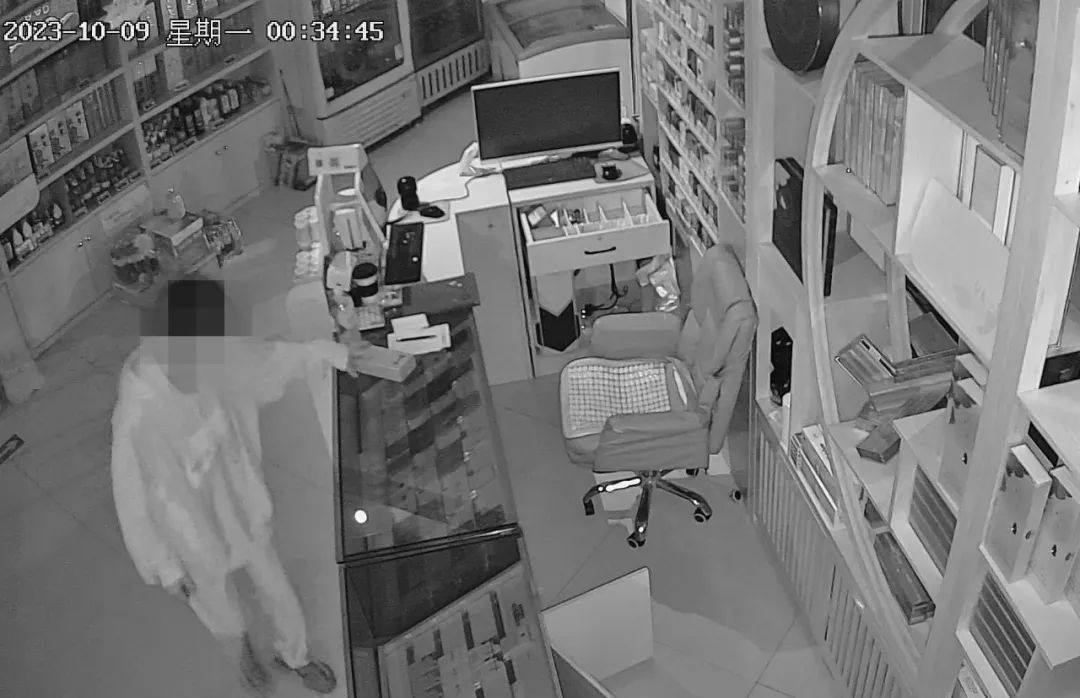 男子开着“相信公安”的车偷五粮液 菏泽警方：如你所愿4