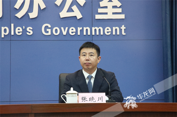 重庆市人民政府新闻办新闻发布处副处长张晓川主持新闻发布会。华龙网 陆丹 摄