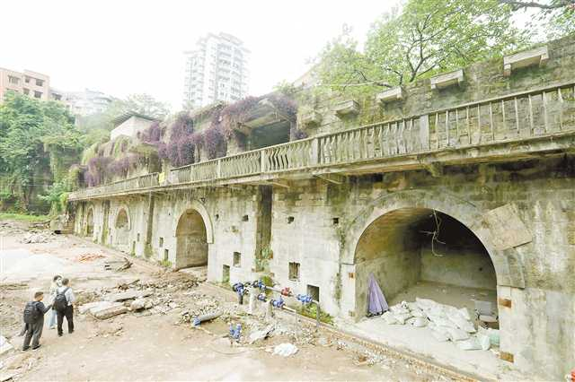 The air-raid shelter cluster near 9 St., Jiangbei District with hidden holes on October 24. (Photographed by Luo Bin / Visual Chongqing)