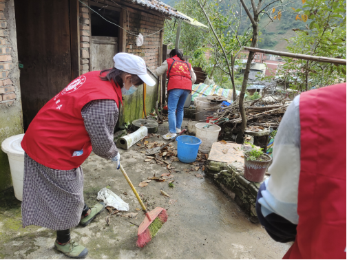 志愿者们为重点服务对象打扫卫生。鸡鸣乡供图 华龙网发
