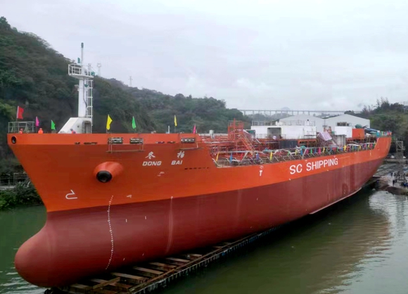中国船舶川东造船建造的11300吨不锈钢化学品船1号船顺利下水。 涪陵区委宣传部供图 华龙网发