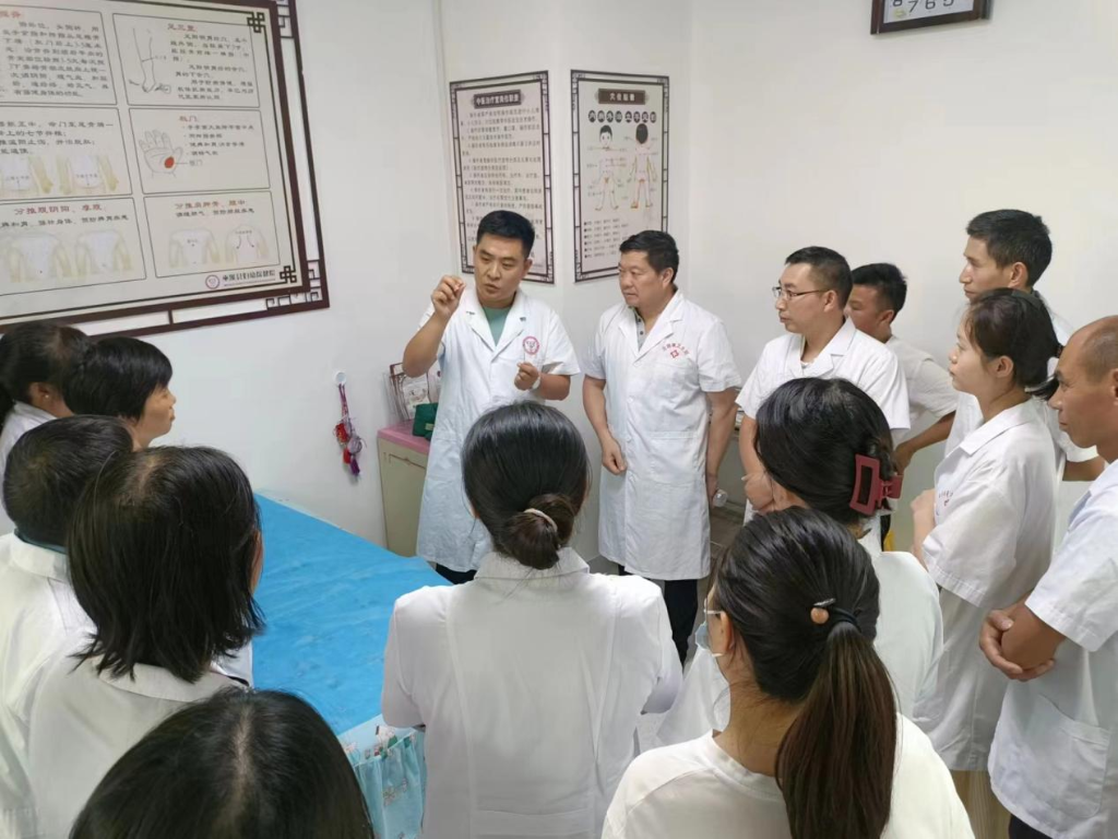 开展中医药技能操作技术培训。巫溪县乡村振兴局供图 华龙网发