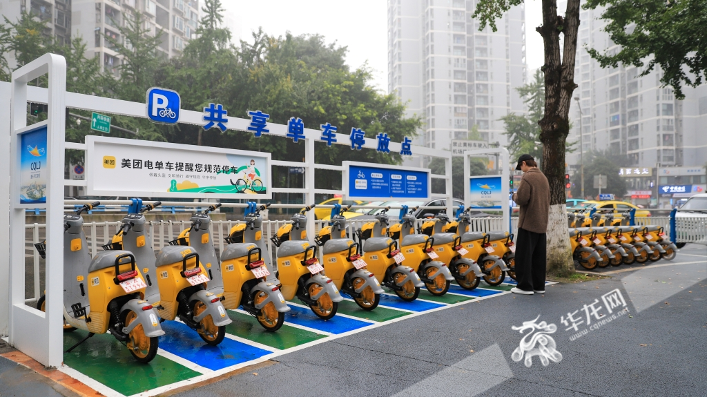 在重庆两江新区民心佳园广场，“共享单车停放点”和“P”字停车标识提醒市民，在示范停车点规范还车。华龙网记者 陈毅 摄