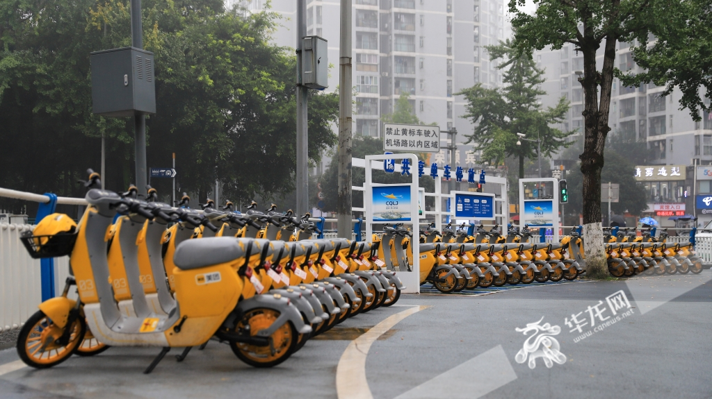 10月26日，位于重庆两江新区民心佳园广场和互联网产业园附近的两个共享电单车示范停车点位，正式投入使用。华龙网记者 陈毅 摄