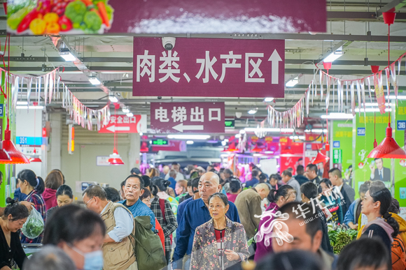 2、早上8点,集市内已人头攒动,充满烟火气。华龙网 首席记者 李裕锟 摄
