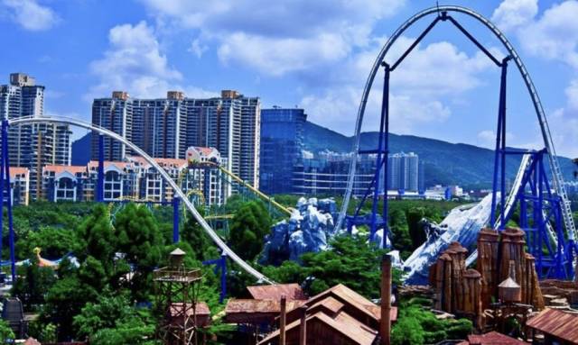 深圳欢乐谷过山车追尾，有游客称前一天已遇故障