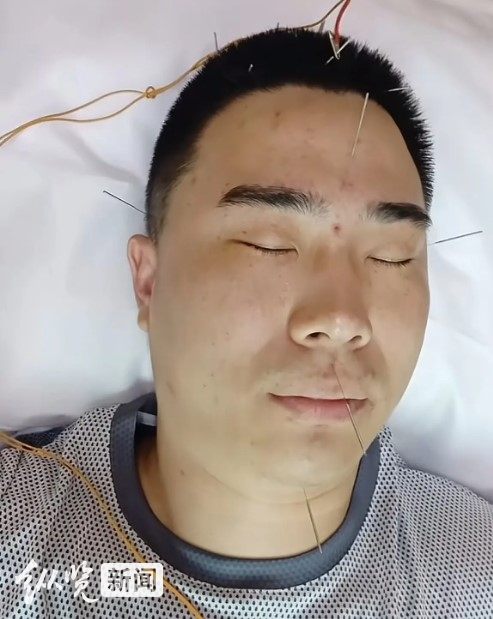 他将防毒面具让给被困小女孩导致智力受损，妻子婉拒网友捐款，称“留给更需要的人！”1