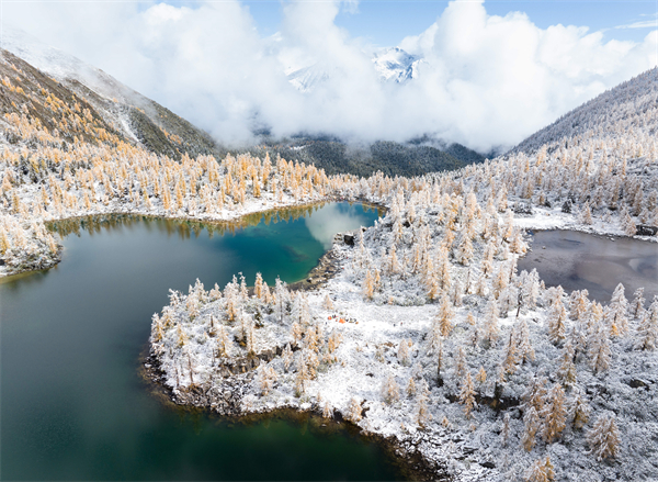 雪山、蓝天白云和党岭村葫芦海、彩林构成一幅优美的画卷。新华社记者 江宏景 摄