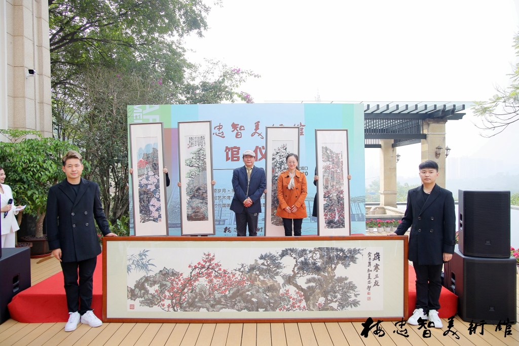 梅忠智教授现场为大渡口区捐赠具有代表性的中国画《岁寒三友》及《公园之城》两件精品。主办方供图