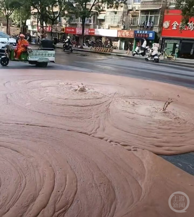 江苏南京一路面持续喷涌红褐色不明物质，交警：地下施工造成，已清理1