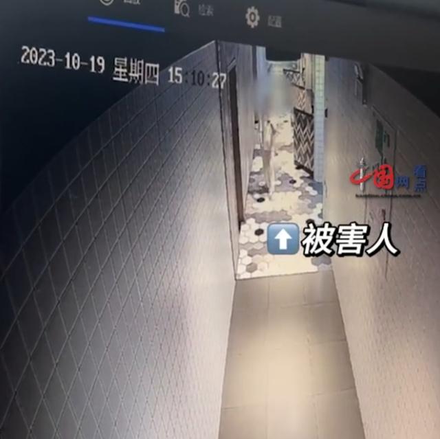 商场员工进女厕偷拍被发现狡辩是在系鞋带，当事女子：报警得知是惯犯，被拘7日并遭辞退2