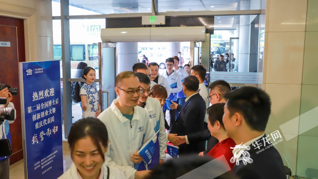 重庆代表团返渝。华龙网记者 陈毅 摄