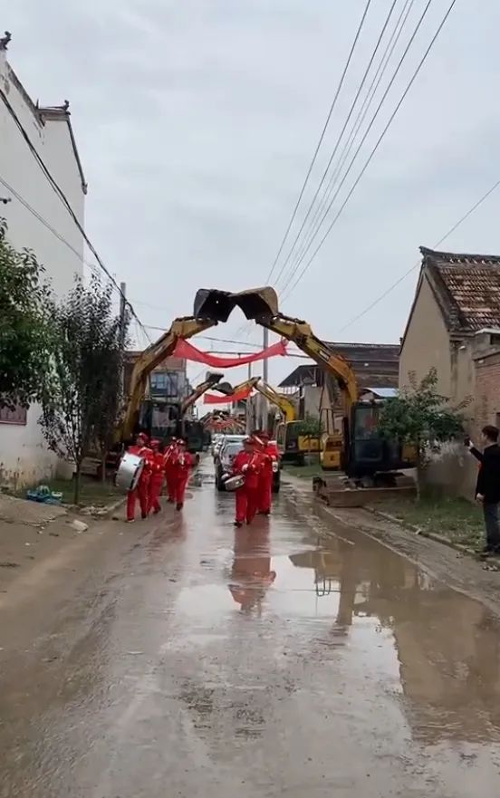 霸气！河南小伙结婚请18台挖掘机做拱门1