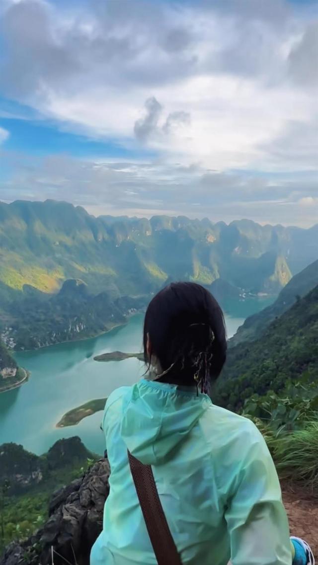 广西一座山被张馨予打卡后成网红，长假期间游人如织，当地：暂未开发，考虑加建安全设施1