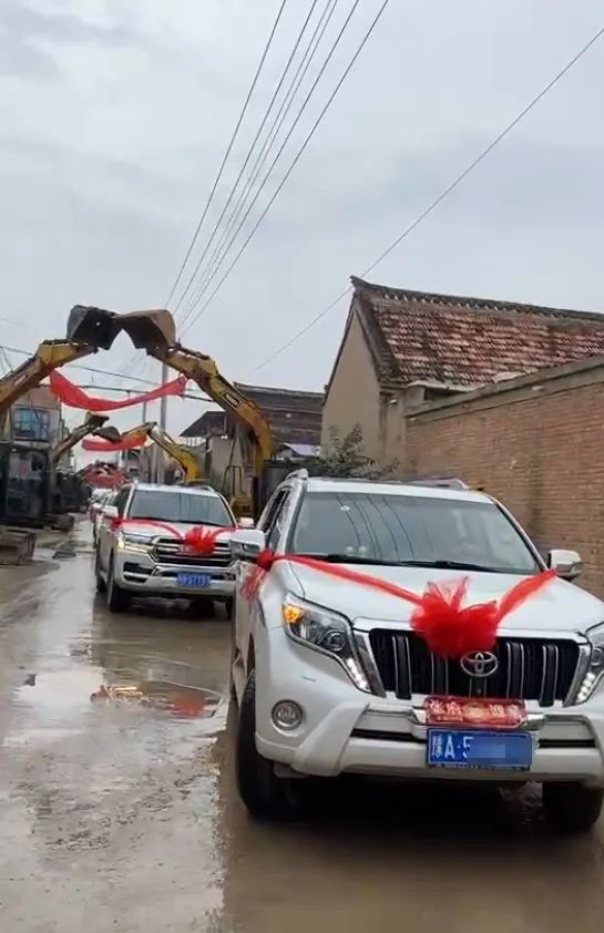 霸气！河南小伙结婚请18台挖掘机做拱门2