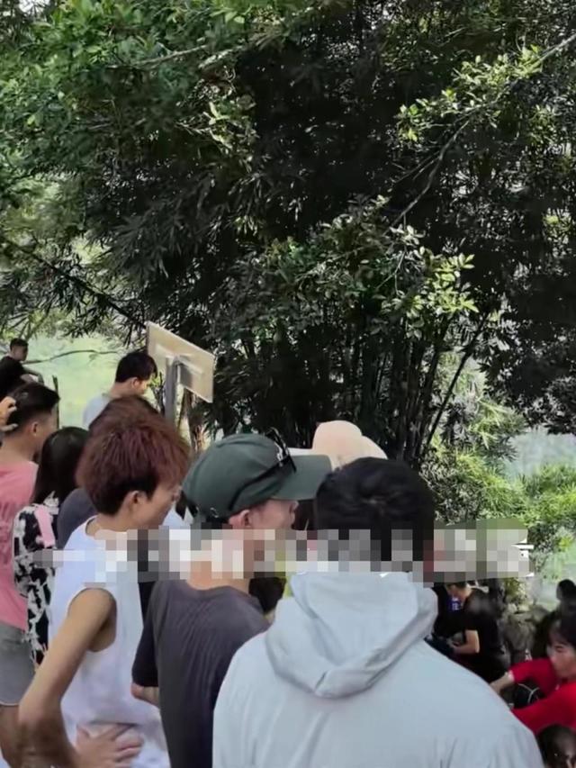 广西一座山被张馨予打卡后成网红，长假期间游人如织，当地：暂未开发，考虑加建安全设施2
