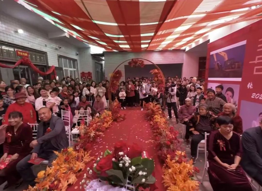 霸气！河南小伙结婚请18台挖掘机做拱门6