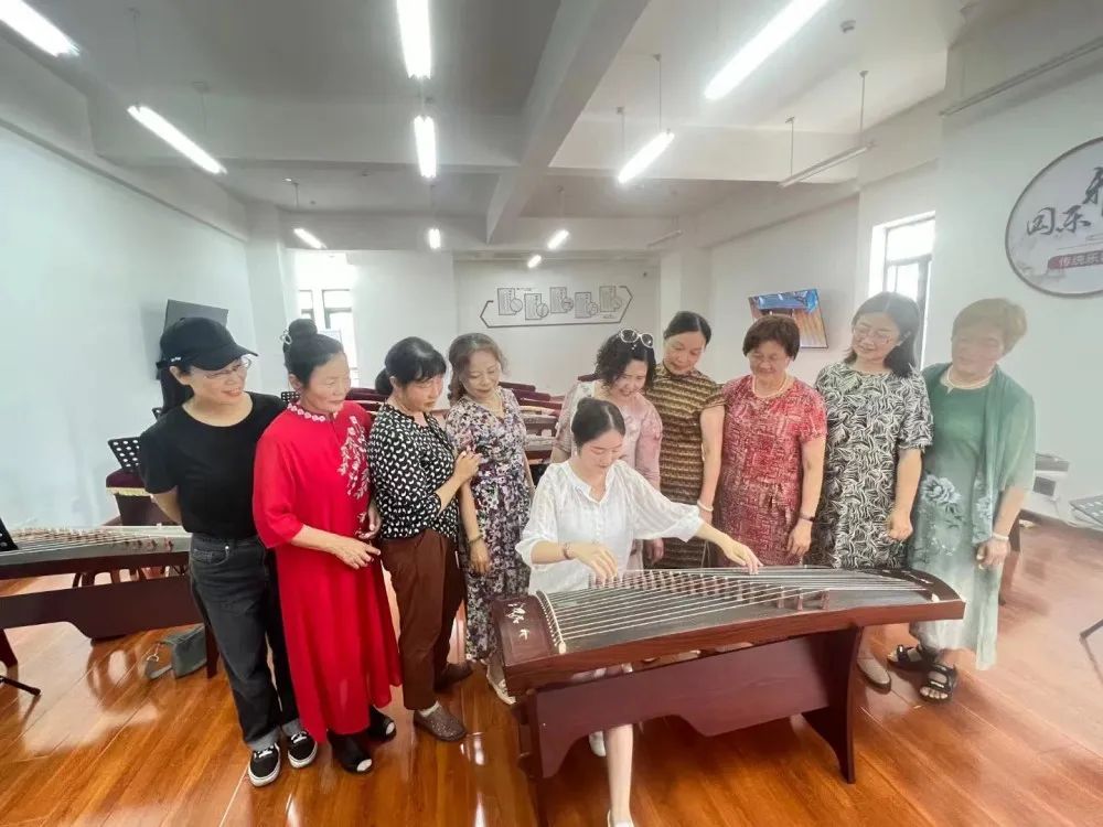 “90后”“00后”走上老年大学讲台:在“忘年交”中收获彼此的成长3