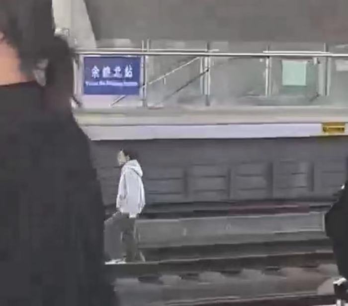 浙江余姚北站有乘客闯入轨道被列车撞倒？工作人员回应：乘客伤情“不是很厉害”2