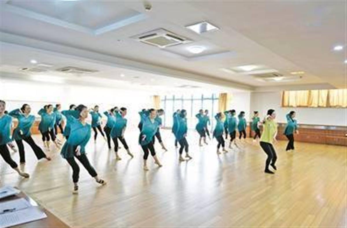 “90后”“00后”走上老年大学讲台:在“忘年交”中收获彼此的成长2