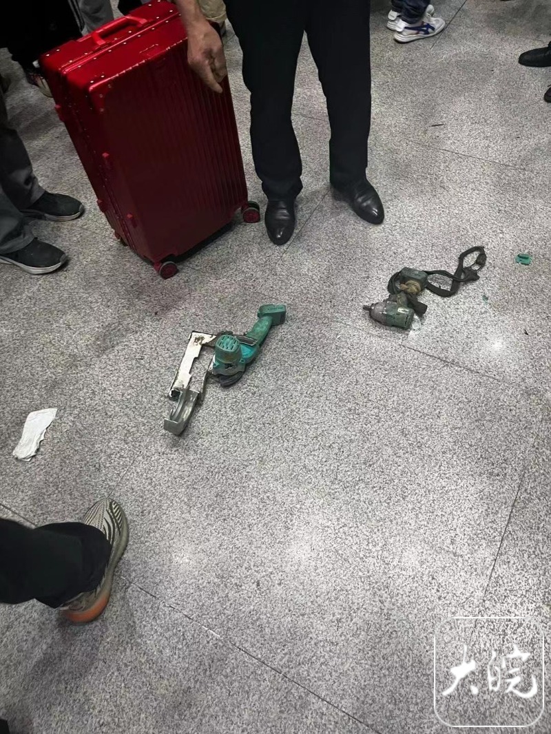 带“吃饭的家伙”乘车被拒 农民工车站内怒砸工具？江苏南通站回应2