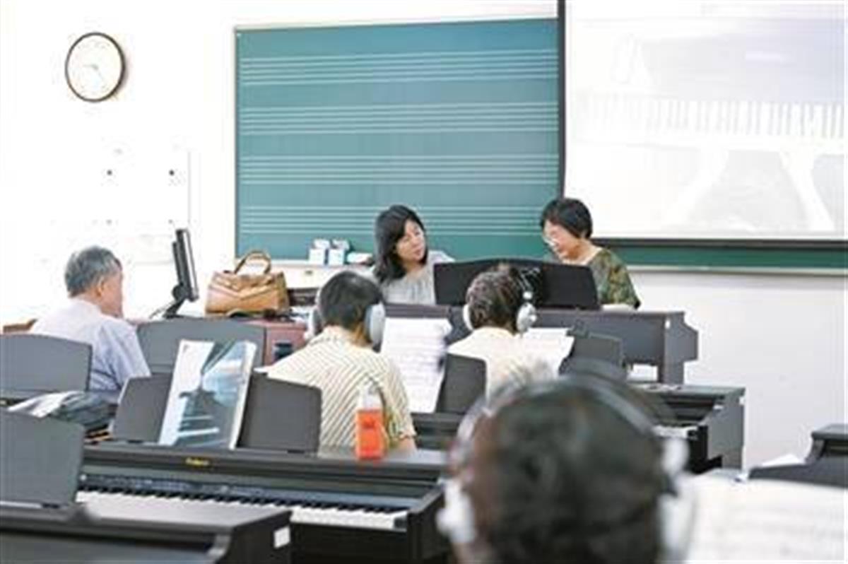 “90后”“00后”走上老年大学讲台:在“忘年交”中收获彼此的成长4
