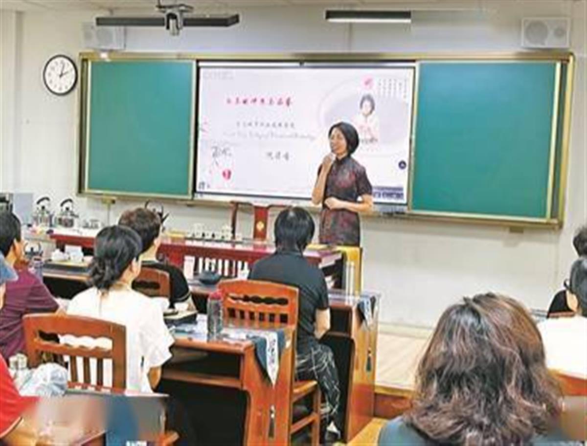 “90后”“00后”走上老年大学讲台:在“忘年交”中收获彼此的成长5