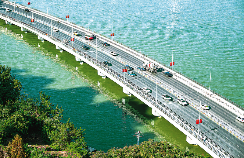 今年拓宽后的万元纸厂高架桥。
